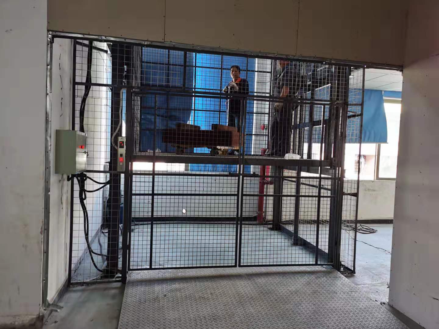 广州升降机厂家解说导轨式升降机